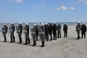 Ćwiczenia praktyczne średniej kadry dowódczej Oddziałów Prewencji Policji na poligonie NATO w Wicku Morskim koło Ustki.
