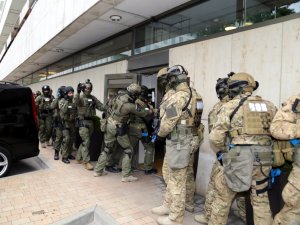 Antyterroryści wchodzą do hotelu