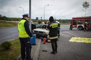 policjanci i strażacy zabezpieczają miejsce zdarzenia