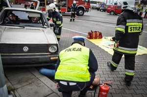 policjanci i strażacy zabezpieczają miejsce zdarzenia i udzielają pomocy rannemu