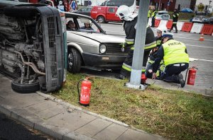 miejsce wypadku policjanci i strażacy udzielają pomocy rannym