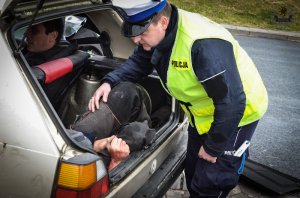 miejsce wypadku policjanci i strażacy udzielają pomocy rannym