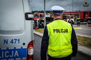 policjanci i strażacy zabezpieczają miejsce zdarzenia