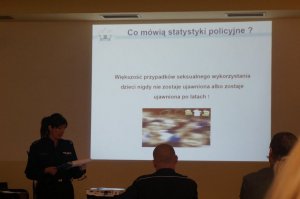 policjantka wygłasza prelekcję