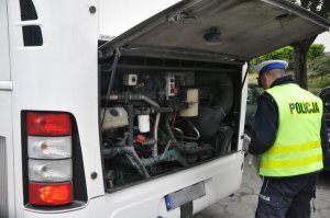 policjant sprawdza stan techniczny pojazdu