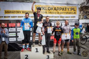 zawodnicy na podium