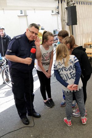 Policjanci podczas rowerowego rajdu na Górę Św. Anny