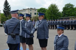 policjantka po promocji ściska rękę KGP