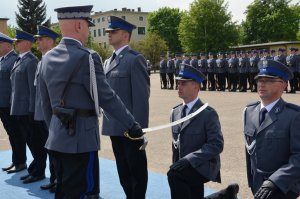 policjant w trakcie mianowania na stopień oficerski, KGP dotyka szablą jego ramienia