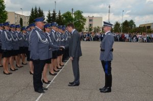 Minister składa gratulacje nowomianowanym oficerom policji