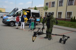 policyjne radiowozy i sprzęt pirotechników