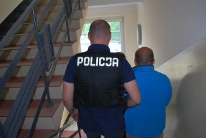 policjanci prowadzą jednego z zatrzymnych