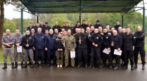 uczestnicy biegu po dekoracji zwycięzców