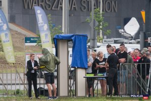 wchodzący na stadion sprawdzani wykrywaczem metalu