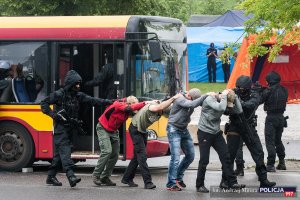 policjanci wyprowadzają zatrzymanych z autobusu