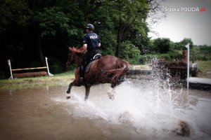 zawodnik z Polski jedzie cross - przeszkoda wodna