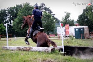 zawodnik z Polski jedzie cross - przeszkoda- rów z wodą