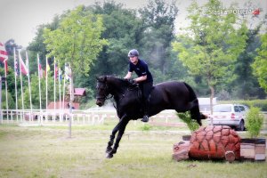 zawodnik z Polski jedzie cross - przeszkoda skokowa