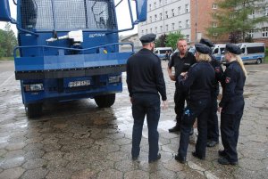 niemieccy policjanci z polskim instruktorem przy miotaczu wody