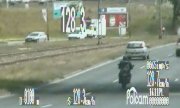 Obraz z videorejestratora - motocyklista, który przekroczył prędkość