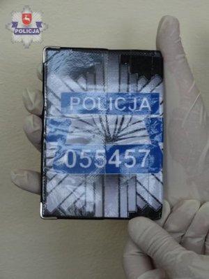 Zabezpieczona tabliczka z napisem "Policja"