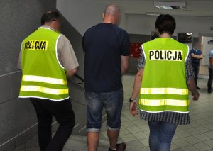 Zatrzymany prowadzony przez policjantów