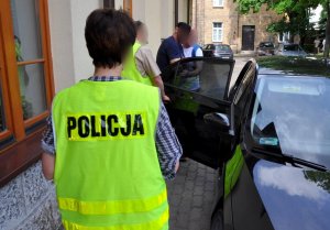 Zatrzymany prowadzony przez policjanta