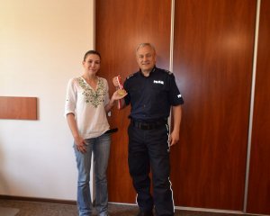 Policjantka z Komendantem Powiatowym Policji w Oświęcimiu