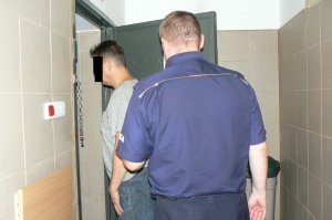 Grodziscy policjanci zabezpieczyli kilkaset tysięcy sztuk podrobionych perfum #2