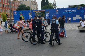 policjanci przed strefą kibica