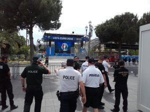 policjanci przed strefą kibica
