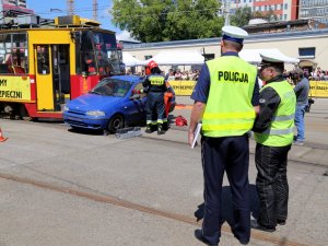 pokaz kolizji auta osobowego z tramwajem