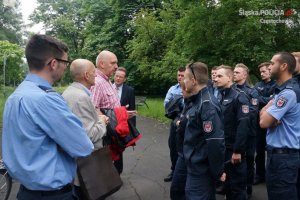 goście z zagranicy zwiedzają miasto