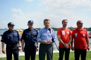 Minister Spraw Wewnętrznych i Administracji wraz z Komendantem Głównym Policji na briefingu prasowym nad Jeziorem Zegrzyńskim