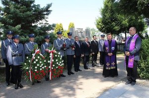 Uroczystość na cmentarzu - policjanci i duchowni