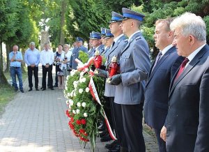 Policjanci skaładają wieńce na grobie generała