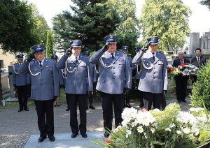 Policjanci nad grobem oddają honory