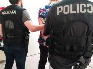 policjanci prowadzą zatrzymanego