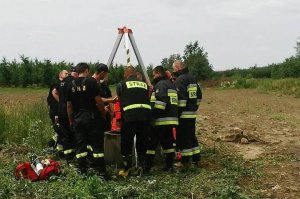 Policjanci wyciągają mężczyznę ze studni