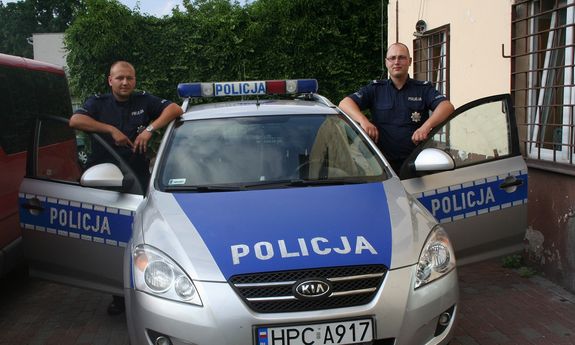 policjanci przy radiowozie