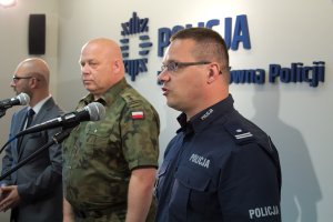 Uczestnicy briefingu na temat ograniczeń w przestrzeni powietrznej podczas szczytu NATO