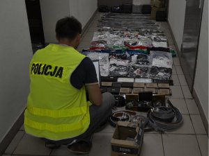 Policjanci przedstawili sprawcy 151 zarzutów za handel produktami z podrobionymi znakami towarowymi