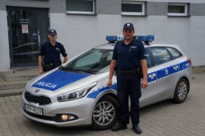 policjanci przy radiowozie