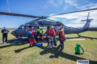 Śmigłowiec Black Hawk na lądowisku. W pierwszym planie gorprowcy przygotowują się do lotu.