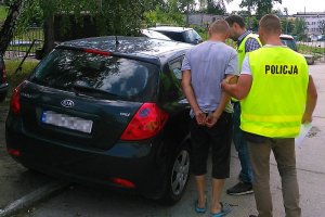 Pijany kierowca porzucił auto z martwym kolegą w środku