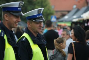 Policjanci zabezpieczają festiwal w Łagowie