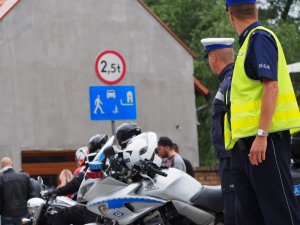 Policjanci zabezpieczają festiwal w Łagowie