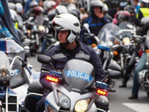 Policjanci zabezpieczają festiwal w Łagowie