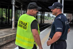 Policjant i pracownik Służby Ochrony Kolei