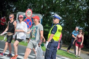 policjanci ruchu drogowego kierują ruchem